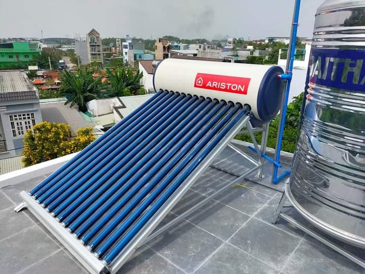 máy nước nóng năng lượng ariston